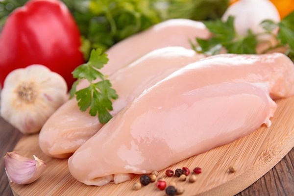 Thit gà là thực phẩm không tốt cho người bị giãn tĩnh mạch thừng tinh