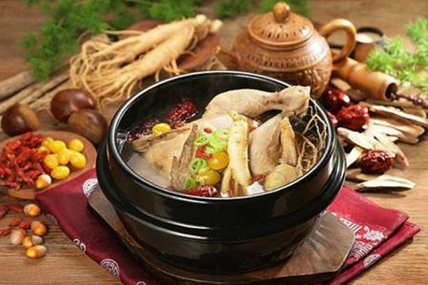 Gà mái hầm nhân sâm -bài thuốc cho người huyết áp thấp