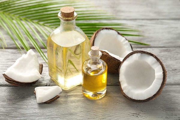 Cách làm trắng răng bằng các nguyên liệu tự nhiên hiệu quả 3 Làm trắng răng bằng dầu dừa