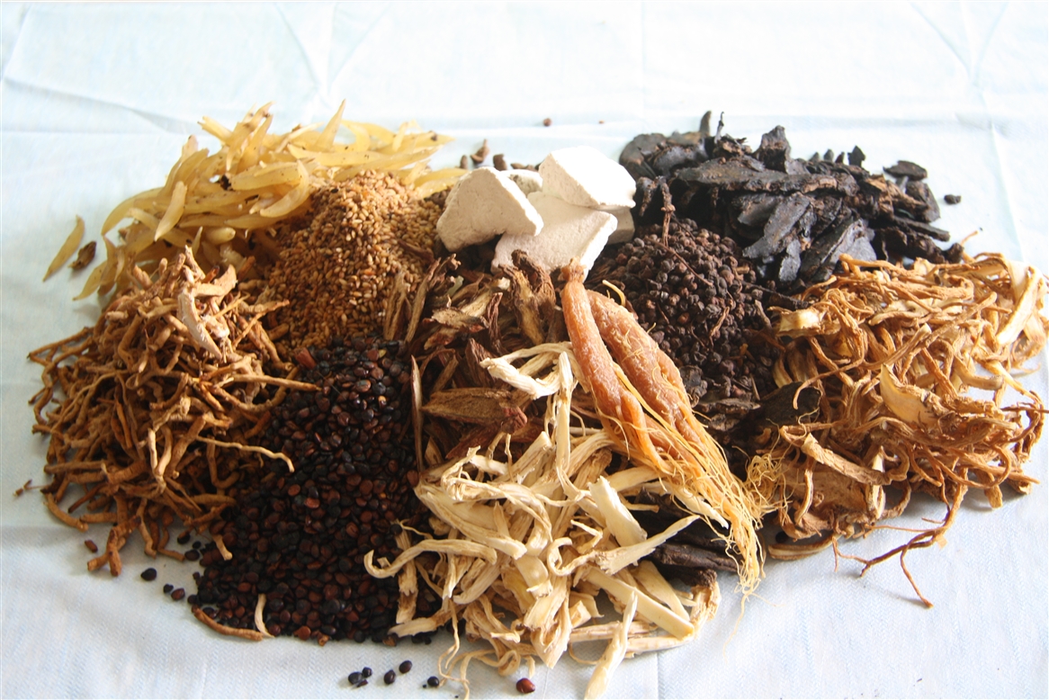 Top 4 bài thuốc bổ khí dưỡng nhan hiệu quả cho phụ nữ 1 Bài thuốc bổ khí dưỡng nhan - Càn khôn cao
